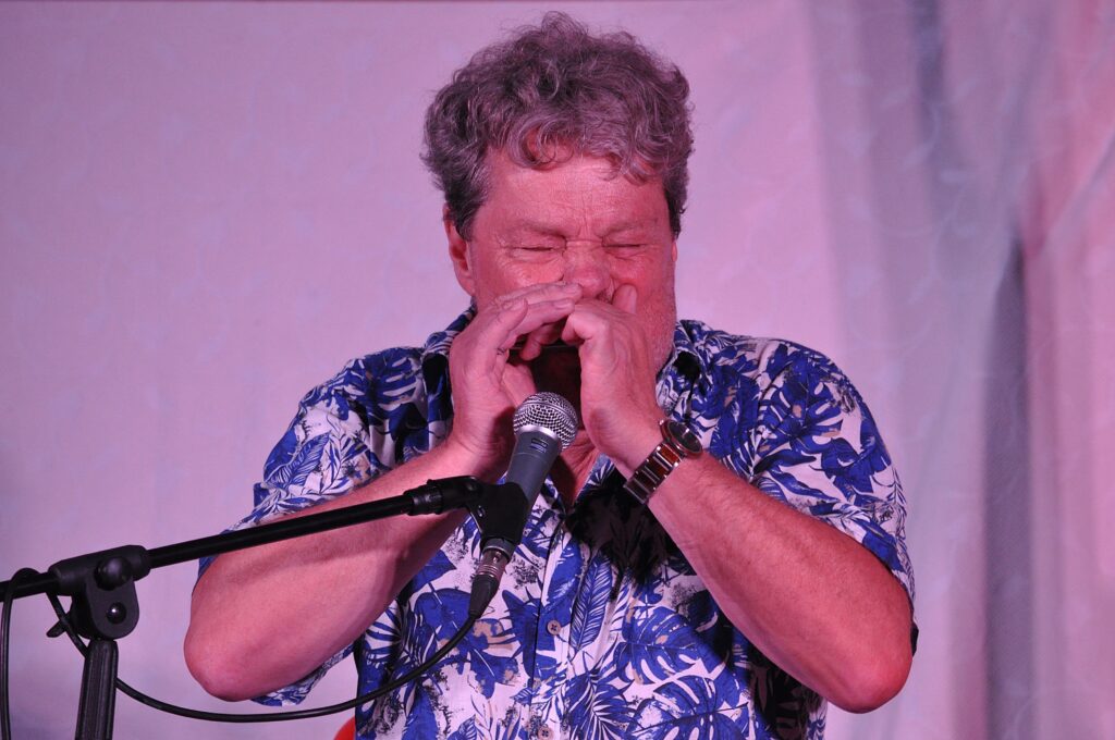 Bluesmusiker Ignatz Netzer mit Mundharmonika