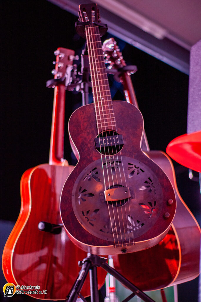 Gitarrenständer mit drei Gitarren von Bluesmusiker Ignatz Netzer