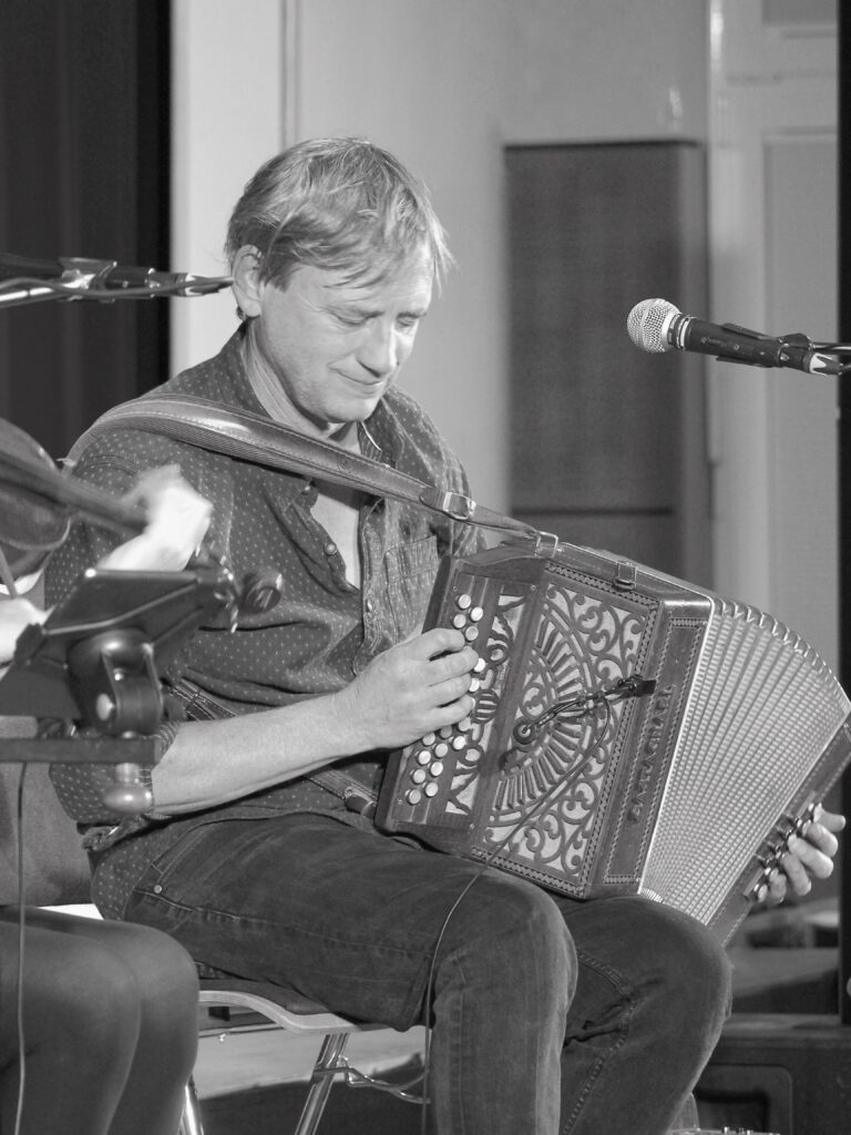 Andy Cutting spielt sein diatonisches Akkordeon, Schwarzweiß Bild