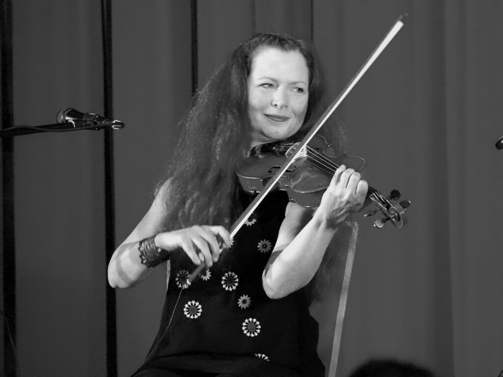 Schwarzweiß-Bild von Gudrun Walther beim Spiel mit ihrer Violine.