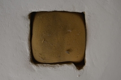 Waermeloch-das-der-Erwaermung-der-Dachkammer-durch-die-Beheizung-im-darunterliegenden-Wohnzimmer-diente.